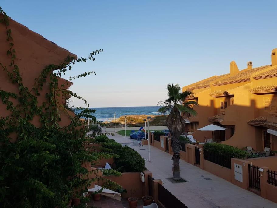 Chalet Adosado En La Playa De El Perellonet Con Piscina, Pista Tenis บาเลนเซีย ภายนอก รูปภาพ